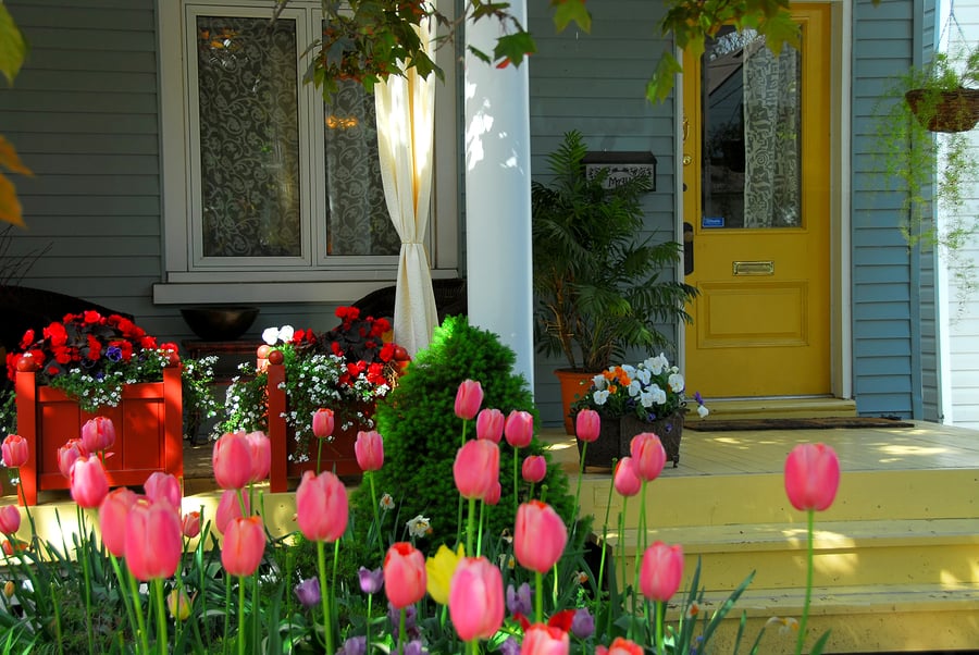 Tasteful Year-Round Decorations for Your Front Porch